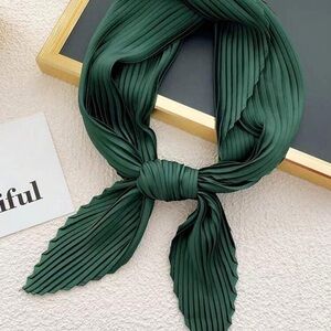 Elegant Green Pleated Scarf